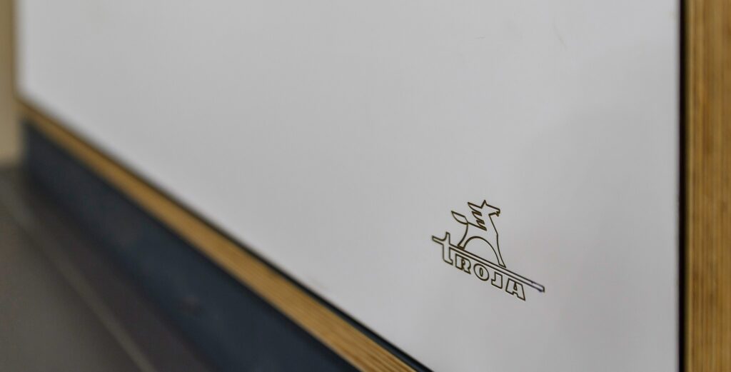 Troja mēbeles - ražotas no bērza saplākšņa.